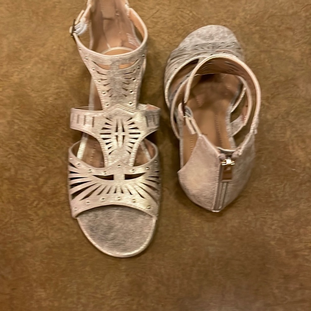 New Directions dressy scandal. Like new. Size 7 1/2. Very classy.